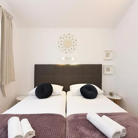 Apartment Apartments Amari Starigrad Paklenica